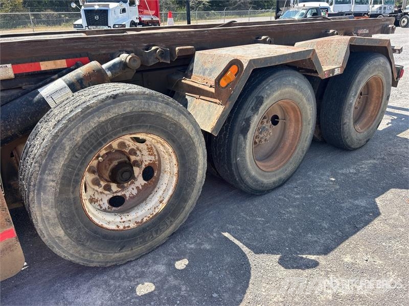 International 7600 Skip bin truck
