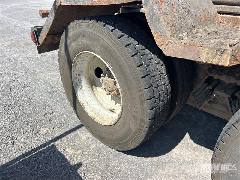 International 7600 Skip bin truck