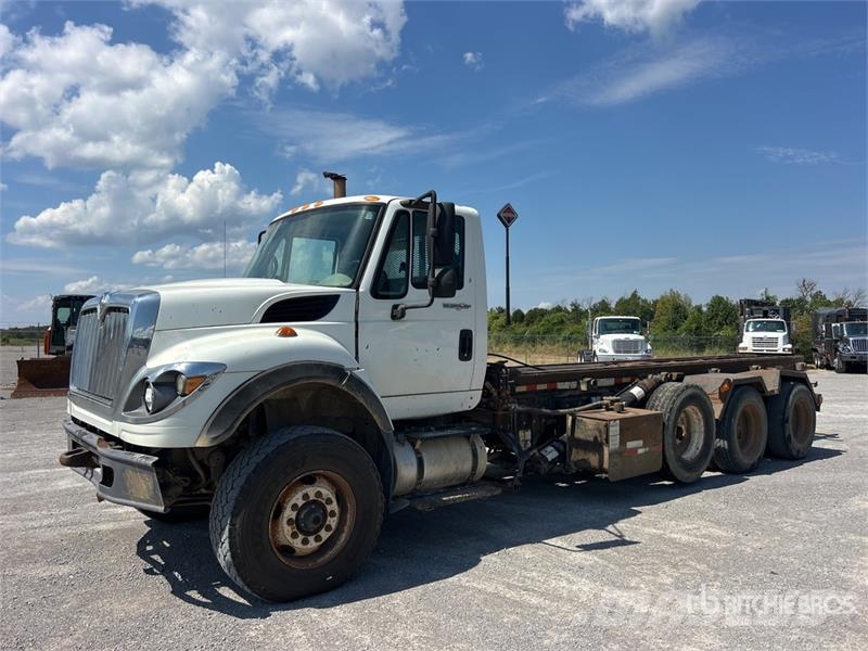 International 7600 Skip bin truck