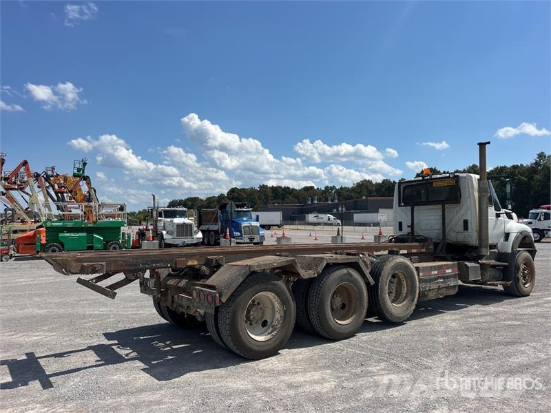 International 7600 Skip bin truck
