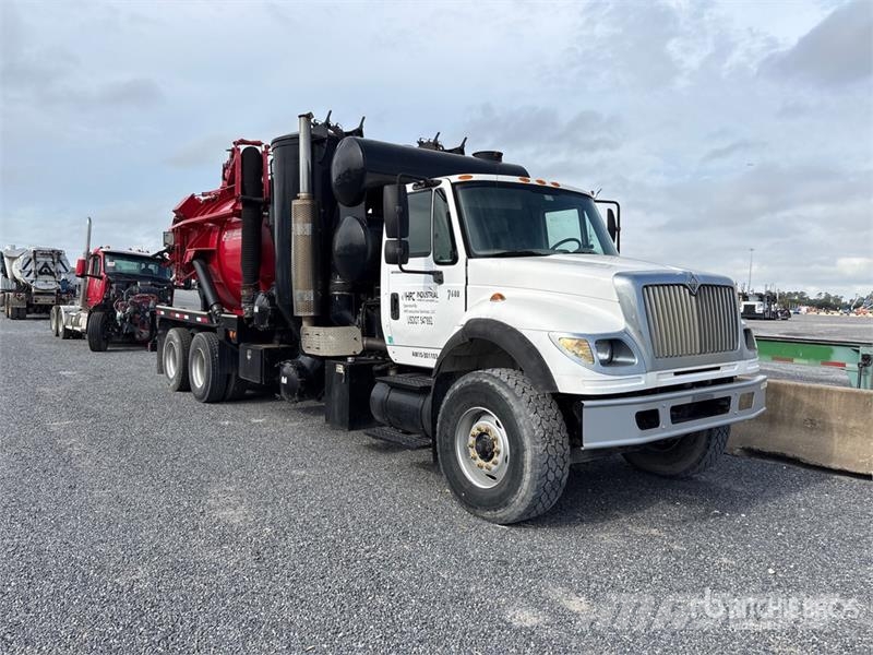 International 7600 Saug- und Druckwagen