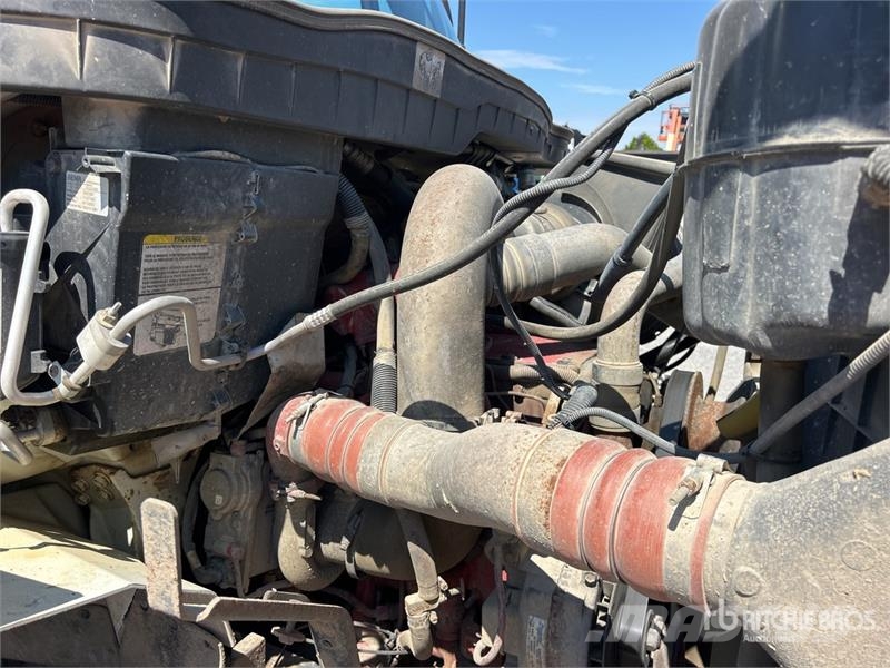 International 7600 Skip bin truck