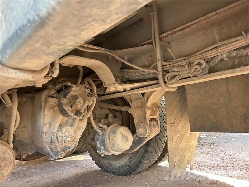 International 7600 Plošinové nákladné automobily/nákladné automobily so sklápacími bočnicami