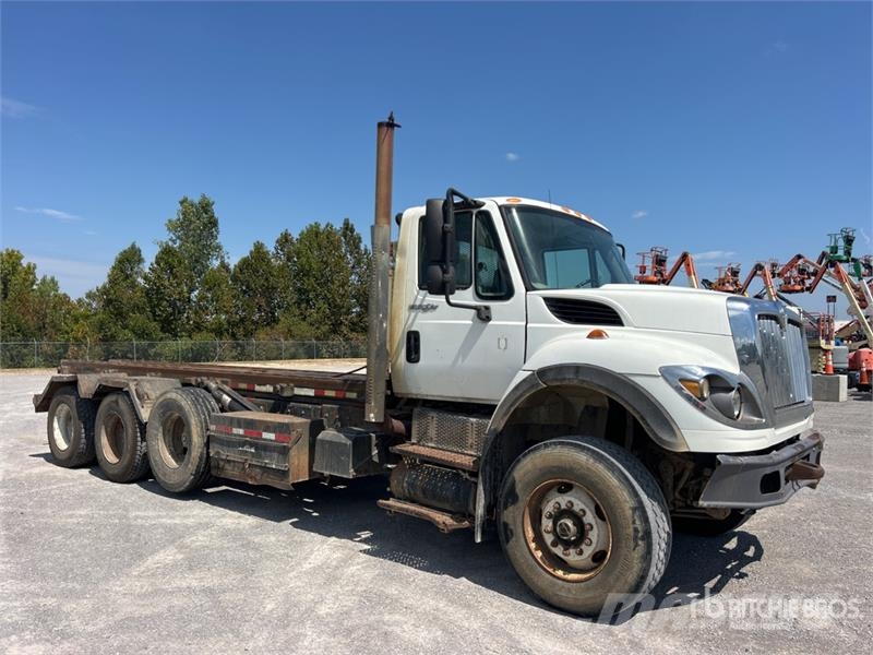 International 7600 Skip bin truck