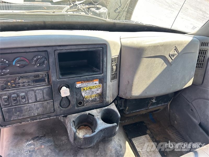International 7600 Skip bin truck