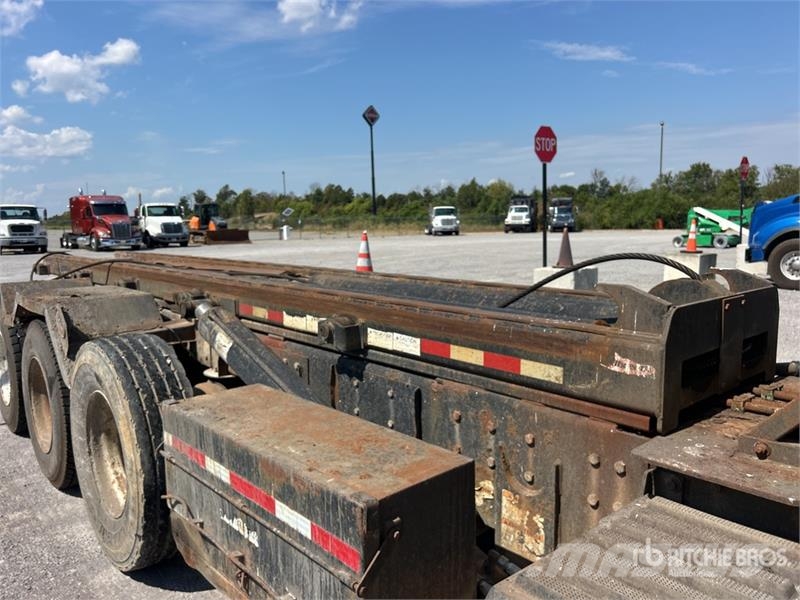 International 7600 Skip bin truck