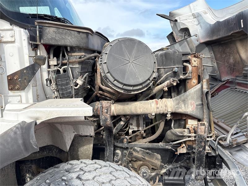 International 7600 Saug- und Druckwagen