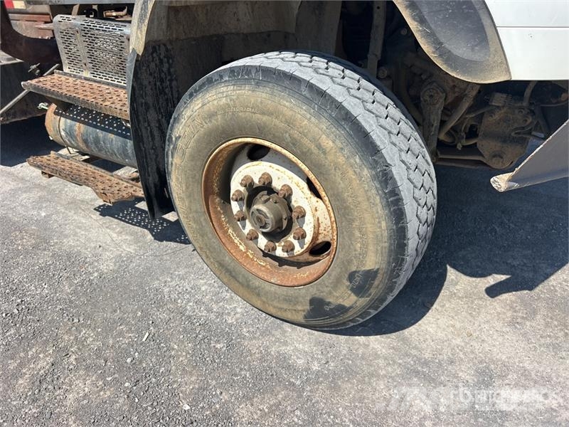 International 7600 Skip bin truck