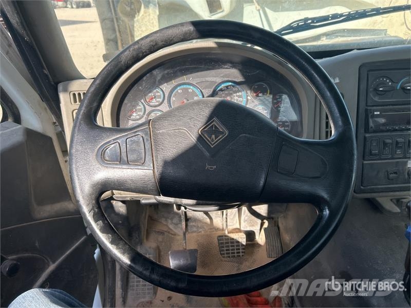 International 7600 Plošinové nákladné automobily/nákladné automobily so sklápacími bočnicami