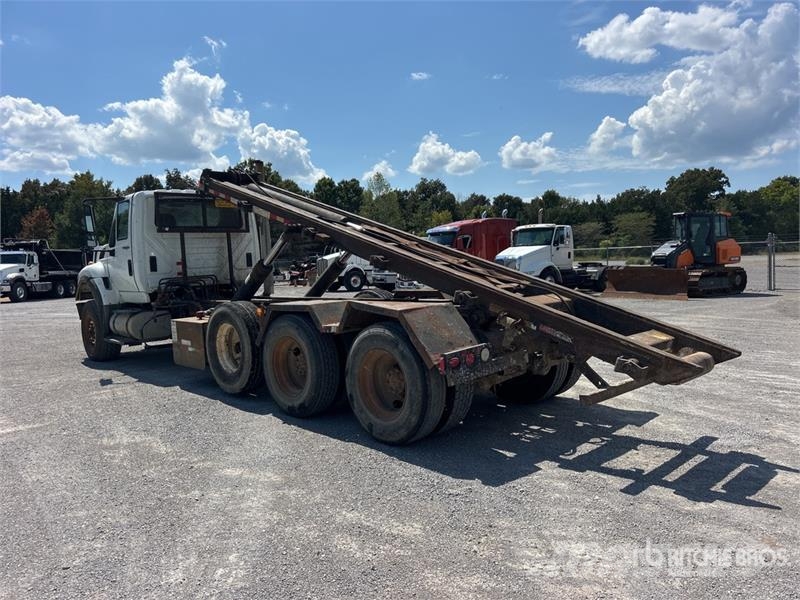 International 7600 Skip bin truck