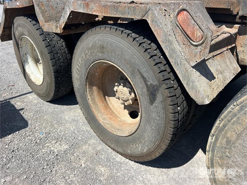 International 7600 Skip bin truck