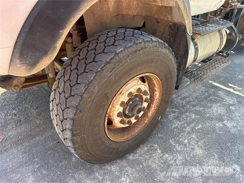 International 7600 Skip bin truck