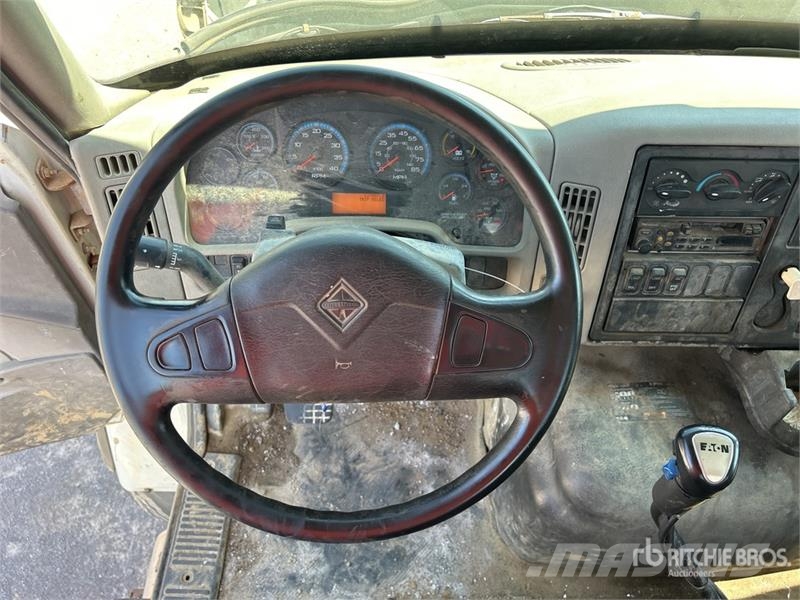 International 7600 Skip bin truck