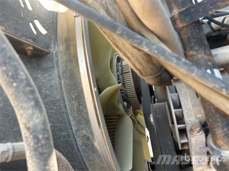 International 7600 Plošinové nákladné automobily/nákladné automobily so sklápacími bočnicami