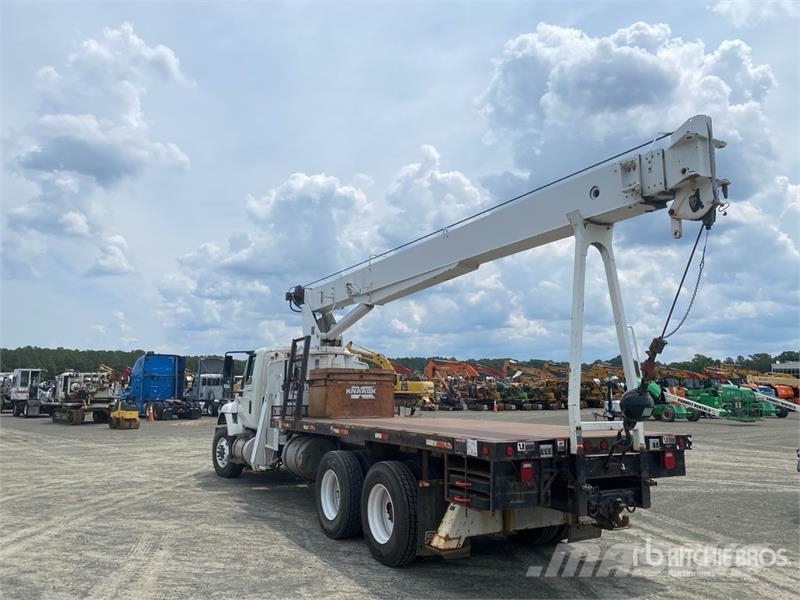 International AC18-70 36000 lb Straight Boom on International 75 Tovornjaki z žerjavom