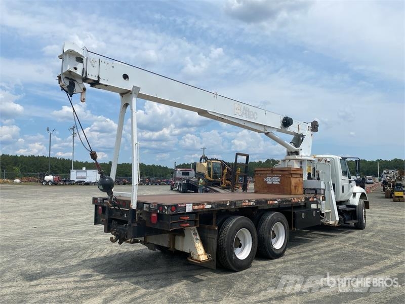 International AC18-70 36000 lb Straight Boom on International 75 Tovornjaki z žerjavom