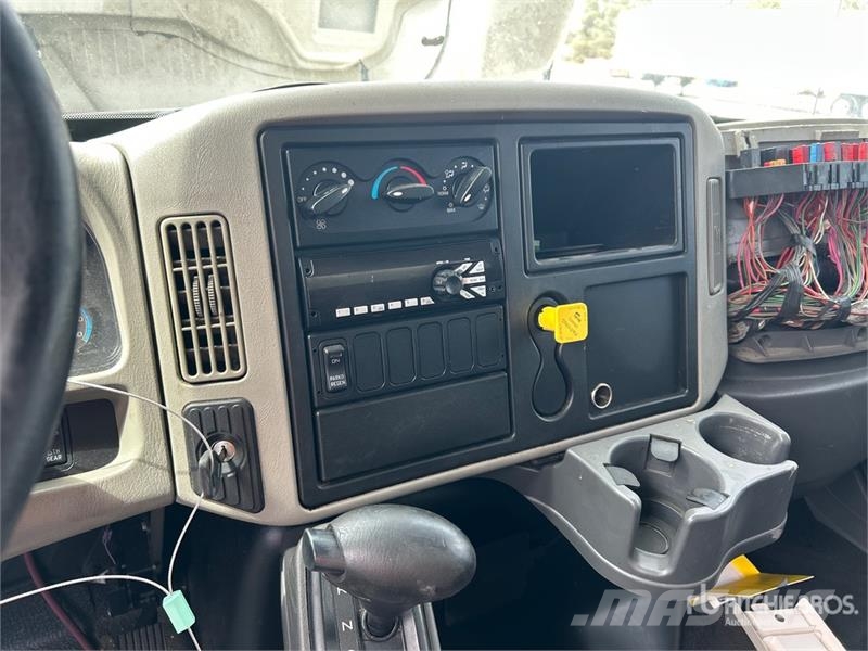 International Durastar 4300 Camiones con caja de remolque