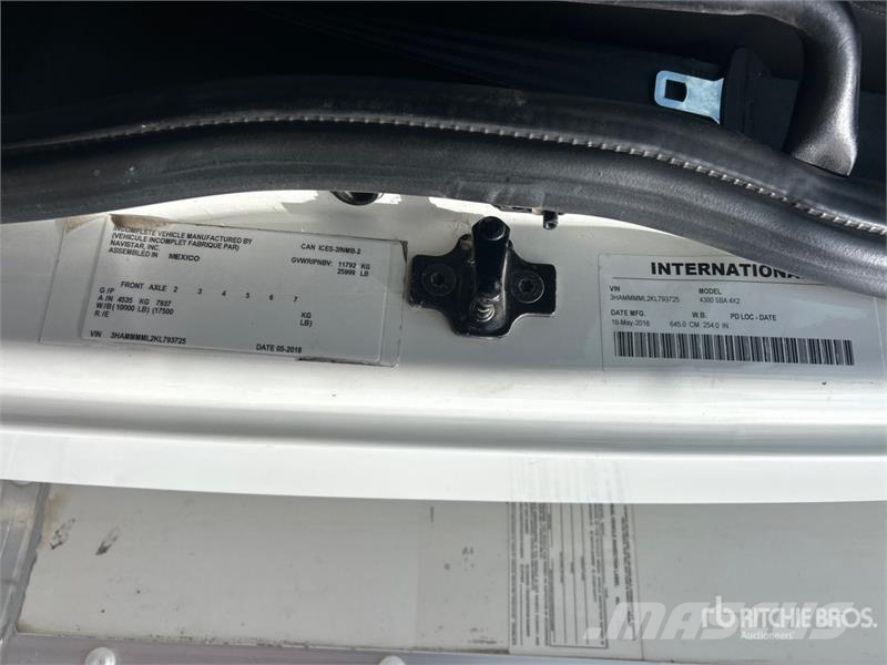 International Durastar 4300 Camiones con caja de remolque