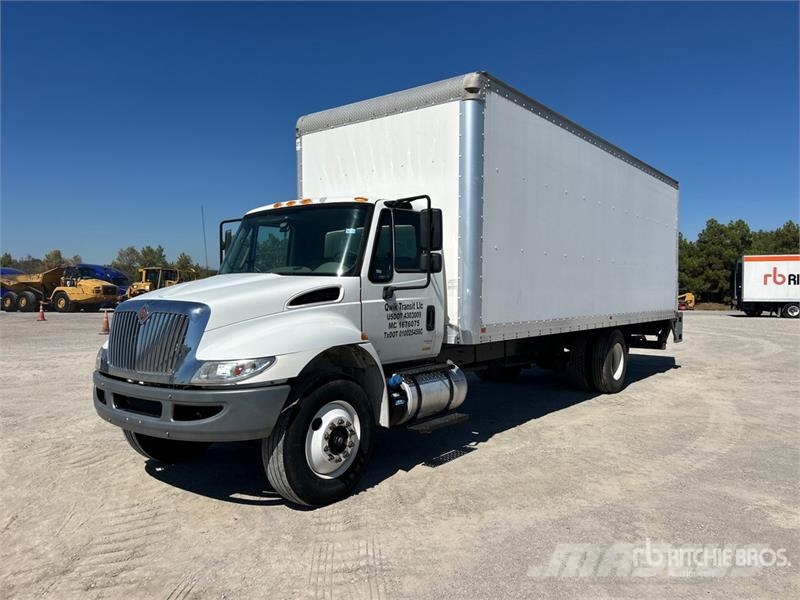 International Durastar 4300 Camiones con caja de remolque