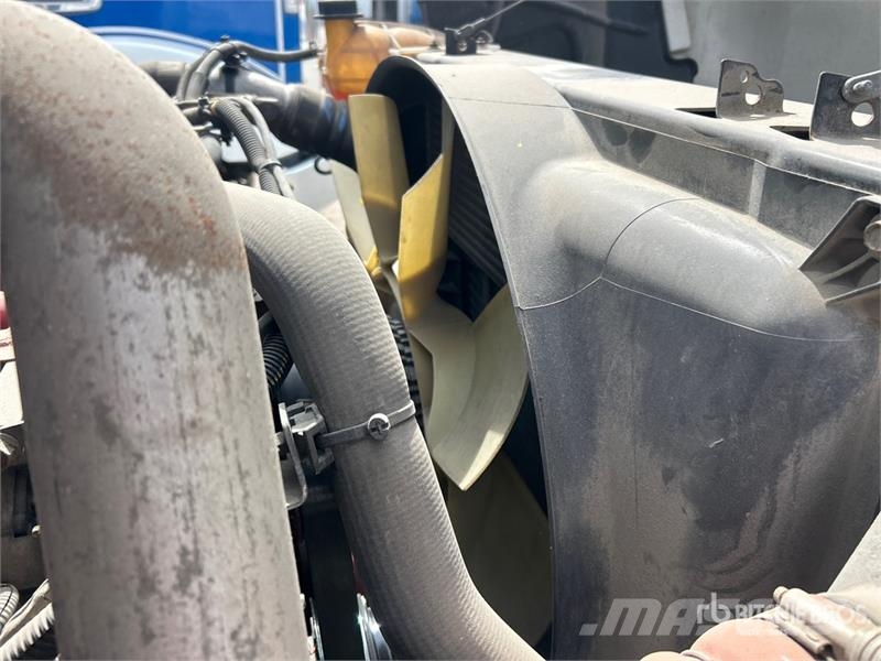 International Durastar 4300 Camiones con caja de remolque