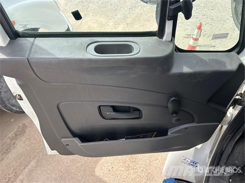 International Durastar 4300 Camiones con caja de remolque