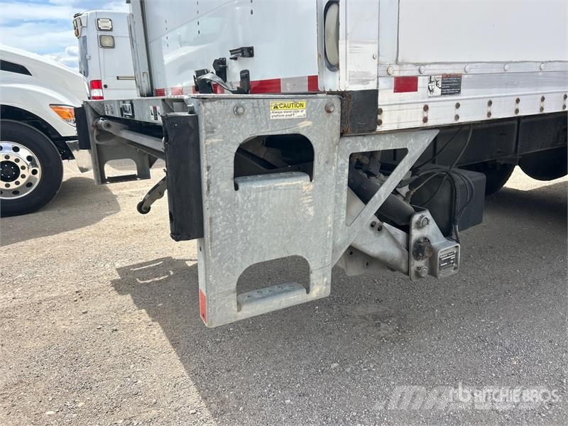 International Durastar 4300 Camiones con caja de remolque