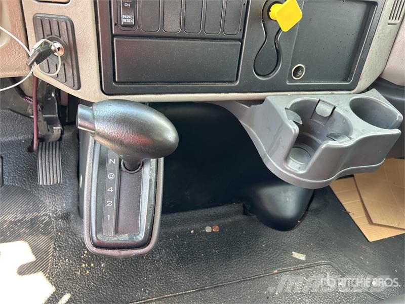 International Durastar 4300 شاحنات ذات هيكل صندوقي