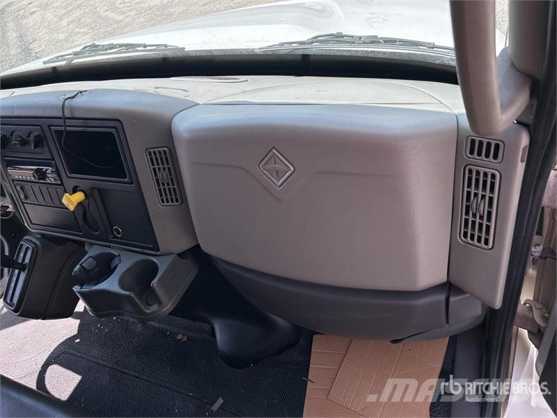 International Durastar 4300 شاحنات ذات هيكل صندوقي