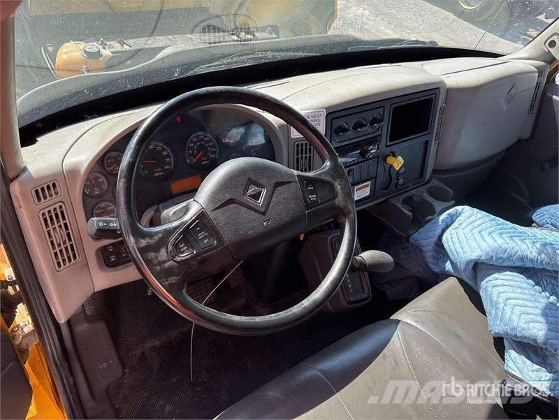 International DuraStar 4300 Box trucks
