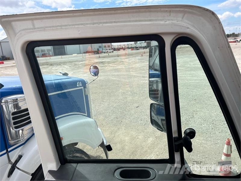 International Durastar 4300 Camiones con caja de remolque
