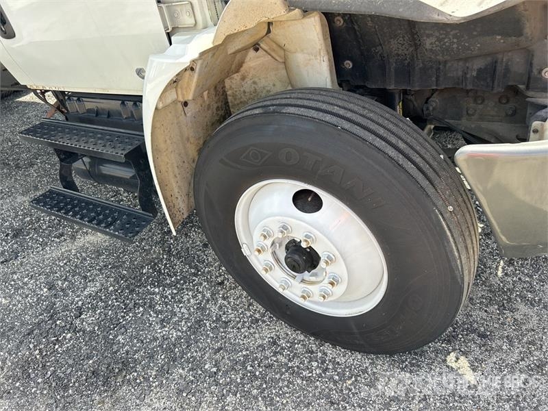 International Durastar 4300 شاحنات ذات هيكل صندوقي