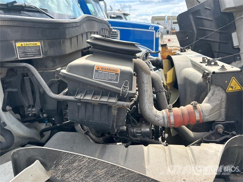 International Durastar 4300 Camiones con caja de remolque