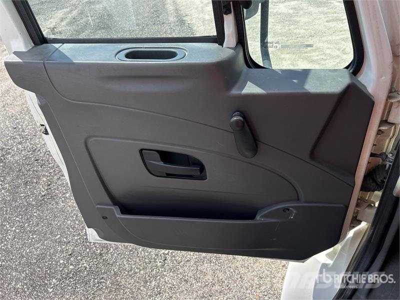 International Durastar 4300 شاحنات ذات هيكل صندوقي