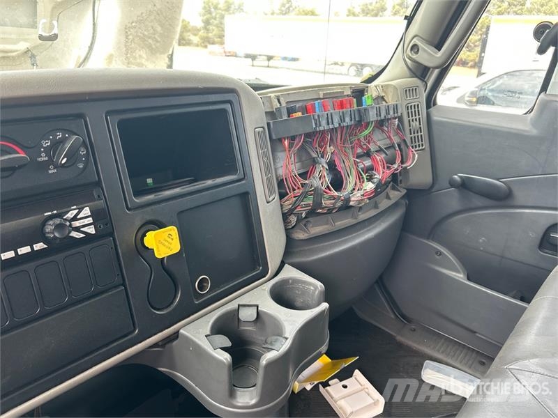 International Durastar 4300 Camiones con caja de remolque