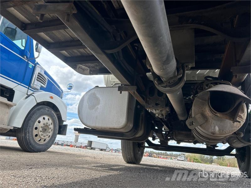 International Durastar 4300 Camiones con caja de remolque