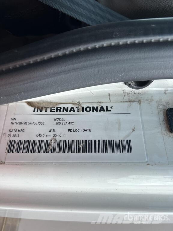 International Durastar 4300 شاحنات ذات هيكل صندوقي