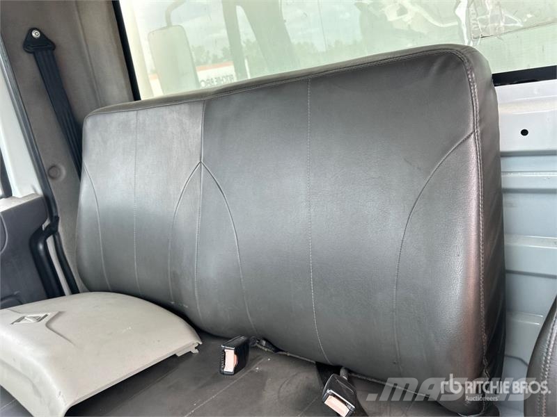 International Durastar 4300 Camiones con caja de remolque