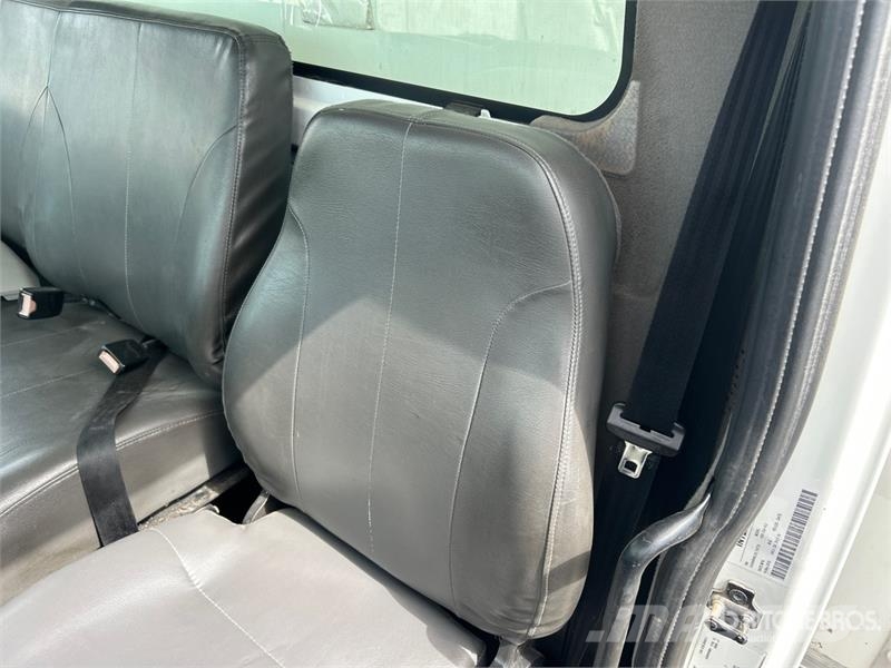 International Durastar 4300 Camiones con caja de remolque