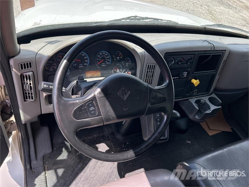 International Durastar 4300 شاحنات ذات هيكل صندوقي