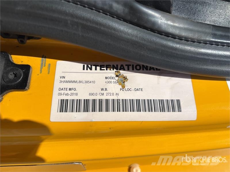 International DuraStar 4300 Camiones caja cerrada