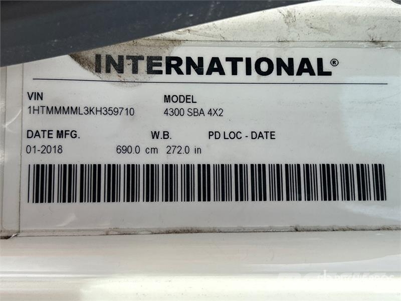 International Durastar 4300 Camiones con caja de remolque