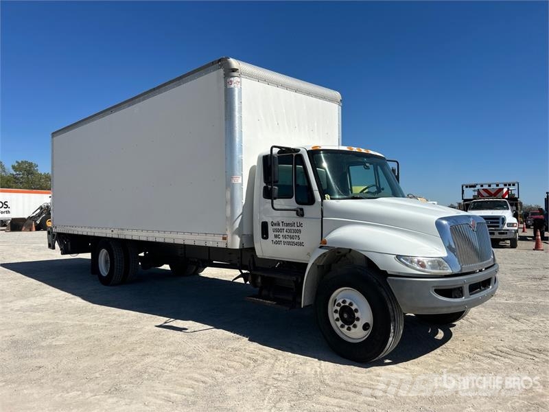 International Durastar 4300 Camiones con caja de remolque