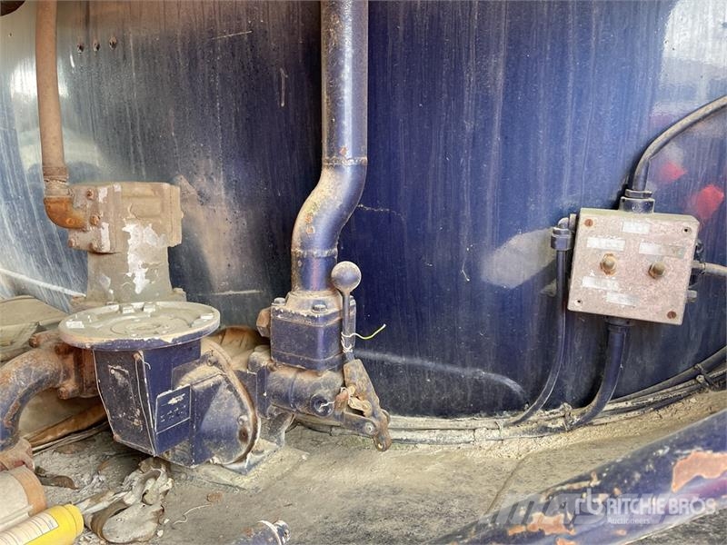International Harvester Harvester 001950B 3400 gal 4x2 COE Water صهاريج مياه