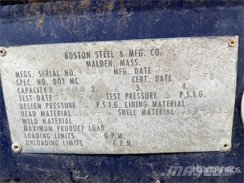 International Harvester Harvester 001950B 3400 gal 4x2 COE Water صهاريج مياه