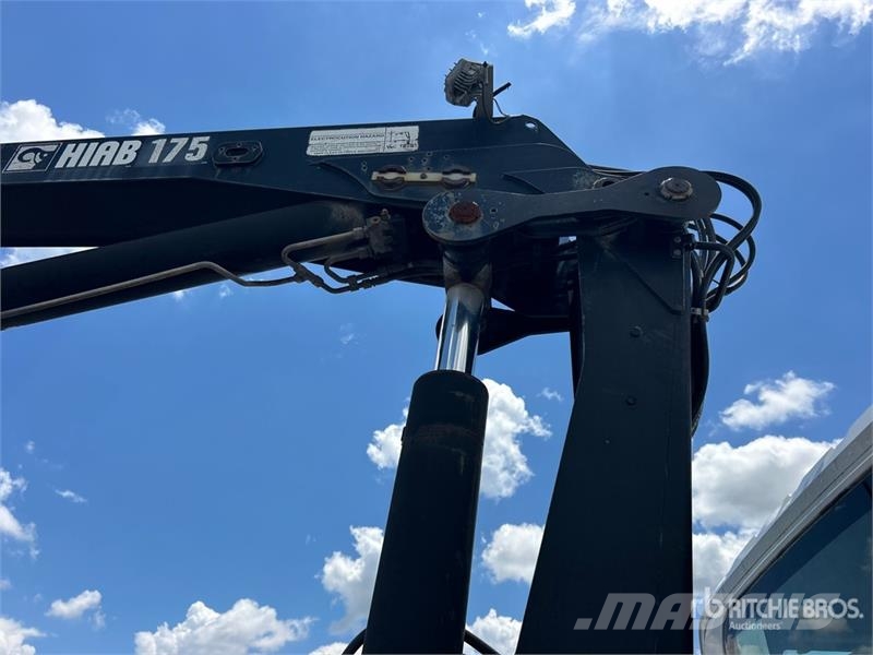 International Hiab 175-1 14330 lb Knuckle Boom on  International Автокранове