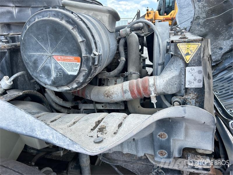 International Hiab 175-1 14330 lb Knuckle Boom on  International Автокранове