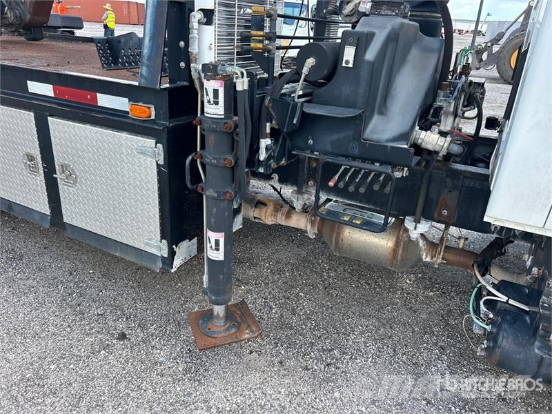 International Hiab 175-1 14330 lb Knuckle Boom on  International Автокранове