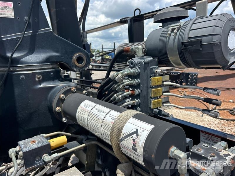 International Hiab 175-1 14330 lb Knuckle Boom on  International Автокранове