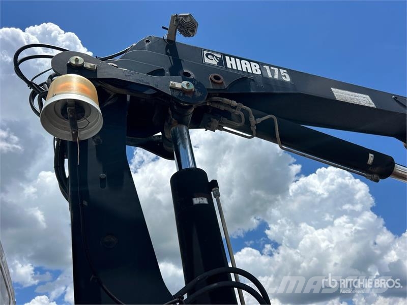 International Hiab 175-1 14330 lb Knuckle Boom on  International Автокранове