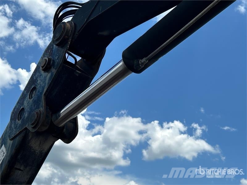 International Hiab 175-1 14330 lb Knuckle Boom on  International Автокранове